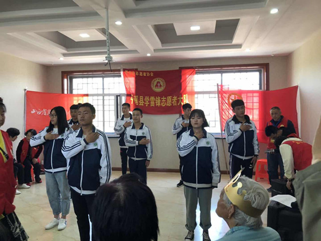 4.同學(xué)們表演”感恩的心“_副本.jpg